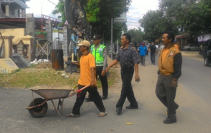 warga menandatangani penolakan Pemilihan Kepala Desa (Pilkades) 2016 serentak Desa Bungkal, Kecamatan Bungkal, Kabupaten Ponorogo, Jawa Timur. Foto Muh Nurcholis Nusantaranews