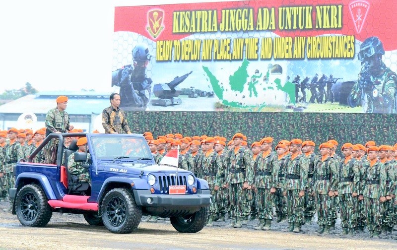 Presiden Jokowi mengunjungi Korps Pasukan Khas (KORPASKHAS) di Lanud Sulaiman, Bandung, Selasa (15/11/2016)/Foto: dok. Humas Setneg