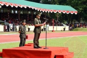 Panglima TNI Jenderal TNI Gatot Nurmantyo pimpin upacara Wisuda 758 Prajurit dan Bhayangkara Taruna (Prabatar) Akademi TNI dan Akademi Kepolisian, Selasa (8/11)/Foto: Dok Humas Puspen TNI