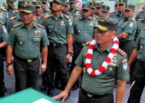 Pangdam Iskandar Muda Mayjen Tatang Sulaiman (depan) meninjau Kodim 0103 Aceh Utara, Aceh, Sabtu (5/11/2016)/Foto: dok. Antara 