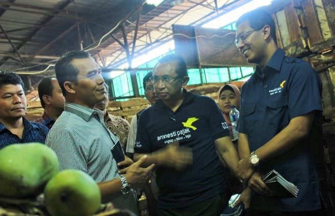 Direktur Keuangan PD Pasar Jaya Ramses Butarbutar (Baju putih garis-garis hitam) di Pasar Induk Kramat Jati, Jakarta Timur, Jumat (11/11)/Foto Andika / Nusantaranews