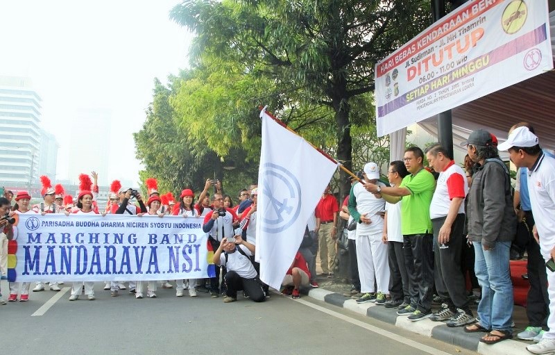 Menag Lukman Hakim Saifuddin melepas peserta GJK dalam rangka Ultah Niciren Syosyu Indonesia (NSI) ke 52/Foto: Dok. Kemenag/sandi