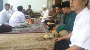 Bahtiar, salah satu yg menghina Gus Mus, sowan meminta maaf. Diterima dg baik dan dijamu sarapan. Foto Dok. Yaqut Cholil Qoumas