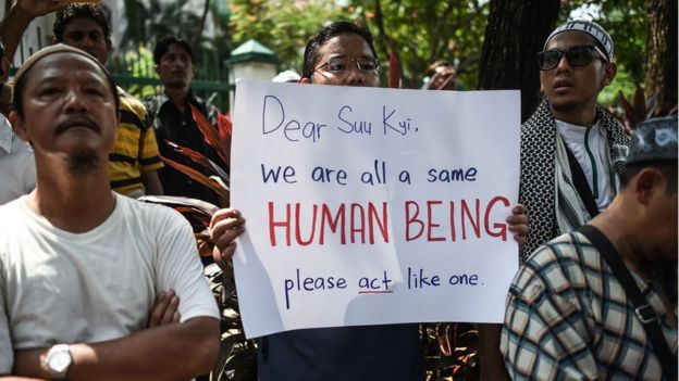 Beberapa masyarakat mengkritik Aung San Suu Kyi atas krisis kemanusian di Rohingya. Foto via BCC