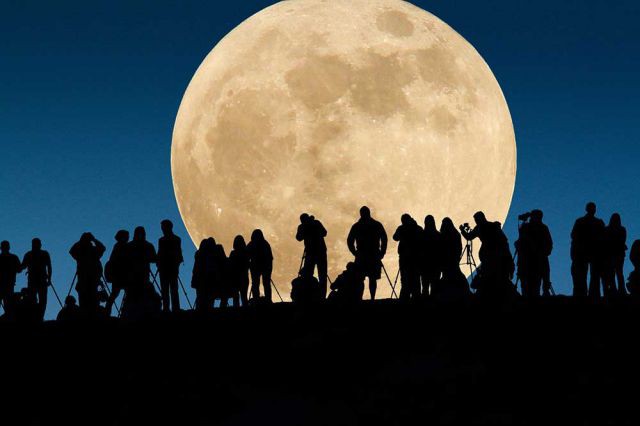 Berburu supermoon (bulan super) sebuah fenomena alam paling langka di bumi. Foto via Telegraph