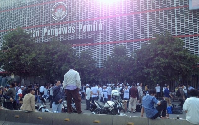 Depan Gedung Bawaslu jadi titik penyaluran logistik/Foto Deni / Nusantaranews