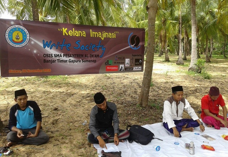 Write Society (WS) Banom OSIS SMP P Al-In'am Banjar Timur, Gapura, Sumenep, Gelar "Kelana Imajenasi" di Pelabuhan Bintaro, Minggu (4/11)/Foto: Dok. Write Society (WS)