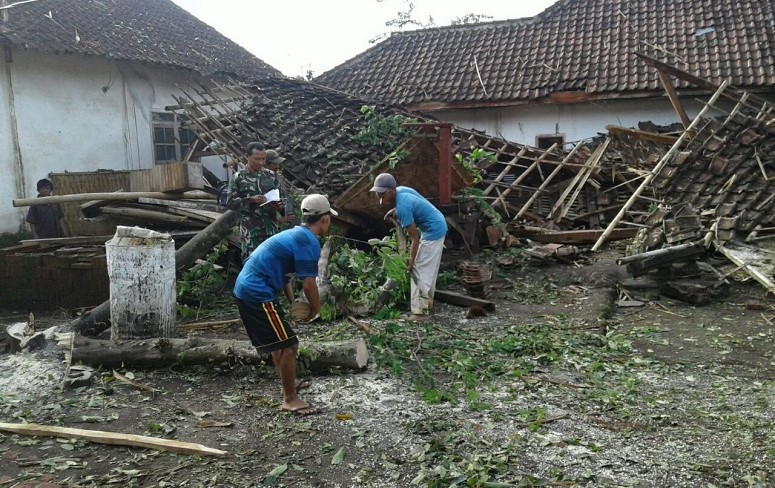 Karya Bakti Koramil 0824/06 Ledokombo Benahi Rumah Warga Korban Puting Beliung/Foto sis24 / Nusantaranews