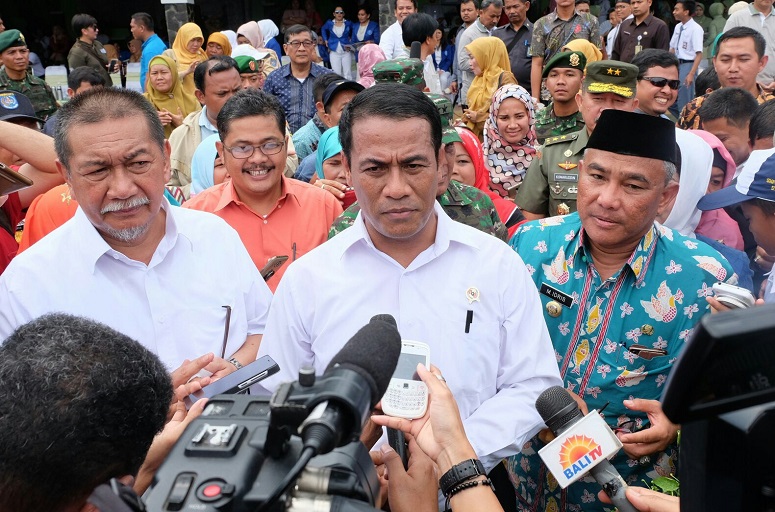 Menteri Pertanian Andi Amran Sulaiman usai acara Pencanangan 50 juta Cabai, di lapangan tembak Markas Komando Kostrad 328 Cilodong, Depok, Selasa (22/11/2016)/Foto Andika / NUSANTARAnews