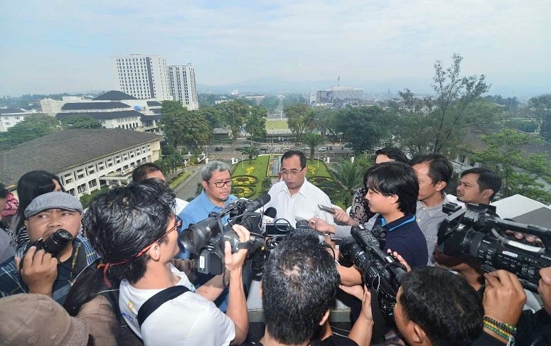 Menteri Perhubungan(Menhub) Budi Karya Sumadi saa menemui Gubernur Jawa Barat Ahmad Heryawan di Gedung Sate, Bandung, Sabtu pagi (26/11)/Foto: Dok. Humas Kemenhub