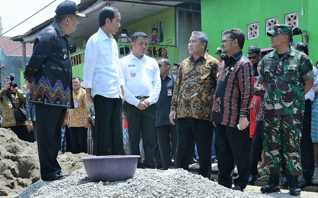 Presiden Joko Widodo didampingi MendesPDTT Eko Sandjojo, saat meninjau langsung penggunaan dana desa yang dimanfaatkan untuk infrastruktur di Desa Pabentengang, Marusu, Maros, Sulawesi Selatan, Sabtu (26/11/2016)/Foto: Wening/Humas Kemendes PDTT