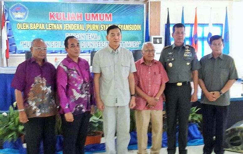 Letjen TNI (Purn) Syafrie Syamsuddin (tiga dari kiri) usai memmberi Kuliah Umum tentang Hubungan Sipil-Militer di Universitas Pattimura, Ambon, Sabtu (18/11)/Foto: dok. Humas Pendam16