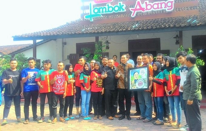 Foto Bareng Ibas di rumah makan, Jalan Ir Juanda, Kota Reyog Ponorogo, Senin (7/11)/Foto Nur Chlolis