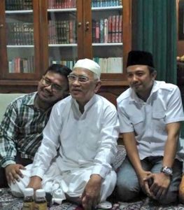 Pandu dan Bachtiar, sudah bisa tersenyum dan berfoto bersama Gus Mus. Foto Dok. Candra Malik