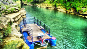 Perahu rakit yang membawa pengunjung ke lokasi air terjun Sri gethuk. Foto via yogyatrip