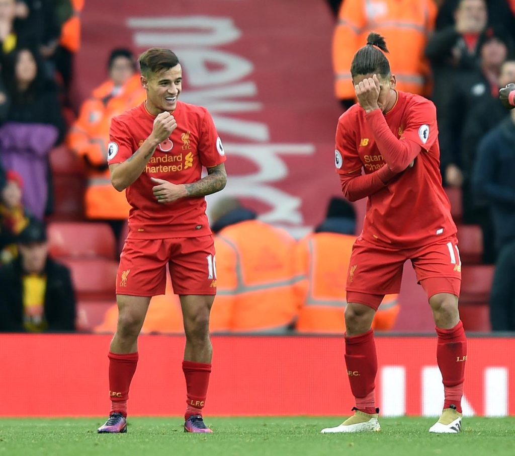 Roberto Firmino dan Philippe Coutinho tampak sedang merayakan pesta gol di Anfield. Foto via Anfield HQ