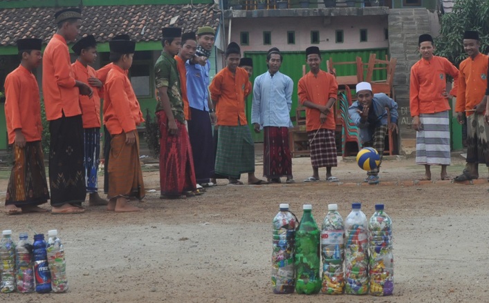 Santri Pesantren Al-Falakhuss'adah bermain bowling ecobricks hasil daur ulang sampah plastik. Foto Dok. Pribadi