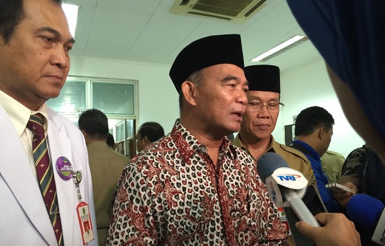 Menteri Pendidikan dan Kebudayaan (Mendikbud) Muhadjir Effendy saat mengunjungi korban ledakan bom di RSUD A.W. Syachranie Samarinda, Senin (14/11)/Foto: dok. Kemdikbud