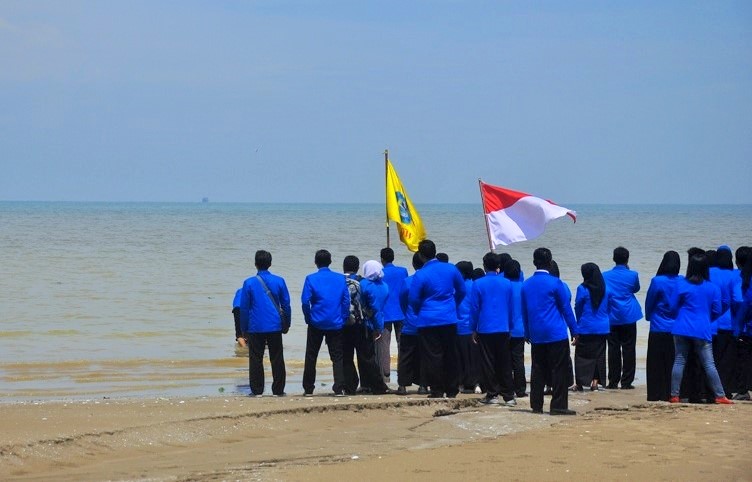 Calon sarjana yang diyudisium saat prosesi melarung/Foto Rohid