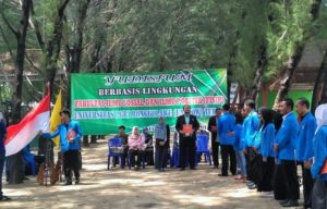 Prosesi Yudisium di bawah pohon cemara pantai mangrove/Foto Rohid