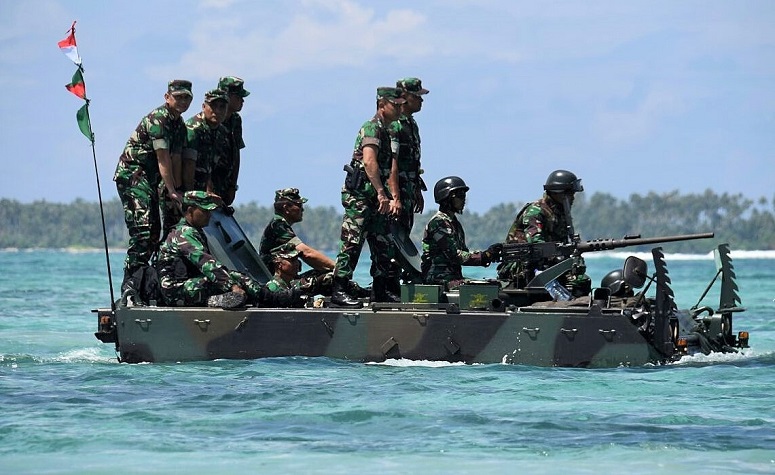 Panglima TNI dan Kasad menaiki Tank Angkut M113/Foto: Istimewa