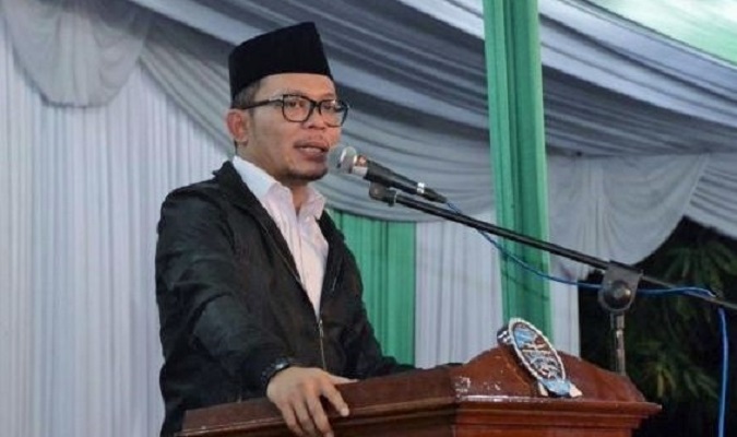 Menaker saat sambutan di Haul Alm. KH. Aqiel Siroj ke-27 dan Khotmil Qur'an ke-27 di Ponpes Khas Al-Jadid, Kempek, Cirebon, Sabtu (5/11)/Foto: Dok. Humas Kemnaker