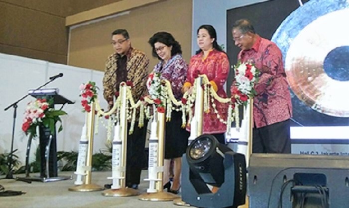 Pembukaan Resmi Pameran melalui pengguntingan rangkaian melati bersama antara Menko PMK, Puan Maharani; Menkes, Nila F Moeloek; Menko Perekonomian, Darmin Nasution; dan Ketua Komisi IX DPR RI, Dede Yusuf Macan Efendi/Foto: Dok. Humas Kemenkes