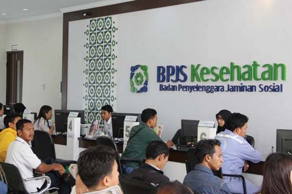 puluhan orang tampak sedang mengantri mendaftar BPJS Kesehatan. Foto IST