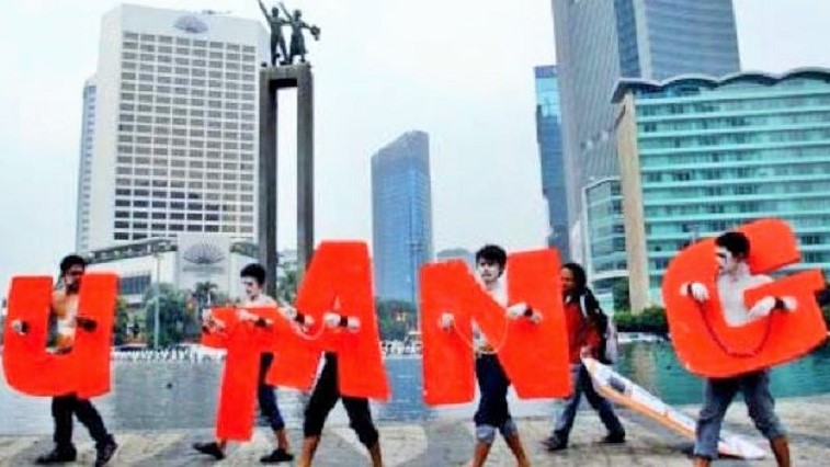 Aksi aktivis Koalisi Anti Utang di Bunderan Hotel Indonesia, Jakarta, Selasa (16/8). Mereka mendesak pemerintah melakukan audit hutang luar negeri/Foto : Dok. Antara