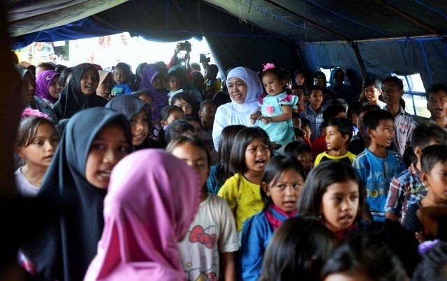 Menteri Sosial (Mensos), Khofifah Indar Parawansa dampingi korban Gembpa aceh dengan Trauma Healing dan Konseling/Foto: Dok. Merdeka