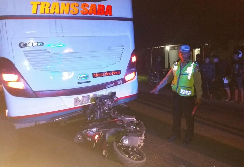 BUS PARIWISATA SABA TRANS MAGETAN DITABRAK PENGENDARA SEPEDA MOTOR DI JALUR PROPINSI JATIM-JATENG, DI DESA CARAT, KAUMAN, PONOROGO. FOTO: MUH NURCHOLIS/NUSANTARANEWS