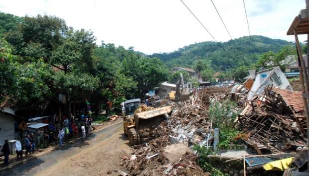 Bencana longsor kota sumedang. Foto via tempo