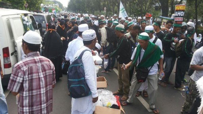 Suasana bagi-bagi makanan dan minuman gratis pada Aksi 212/Foto Istimewa