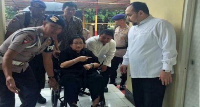 Dgn menggunakan kursi roda, bu Rachmawati di bawa ke Mako (Brimob) dgn tuduhan makar/Foto: Istimewa (@bintangku206)