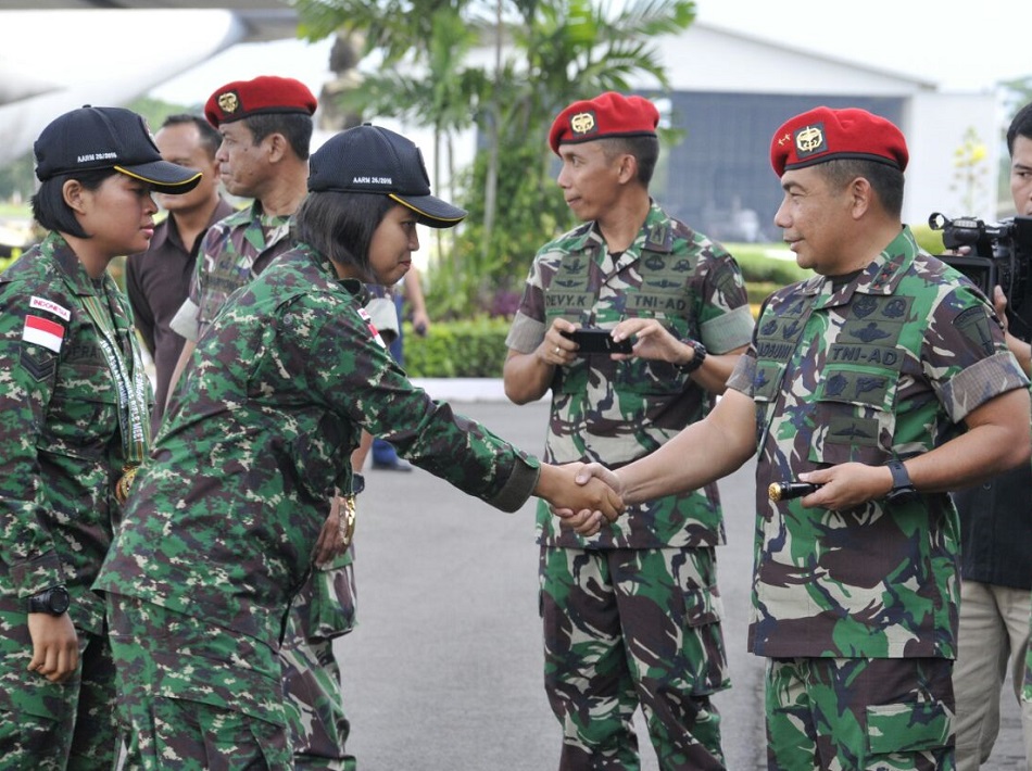 Danjen Kopassus, Mayjen TNI Madsuni, saat menyambut dan menyalami Tim Tembak AARM di Lanud Halim Perdana Kusuma. Foto Dok. Dispenad