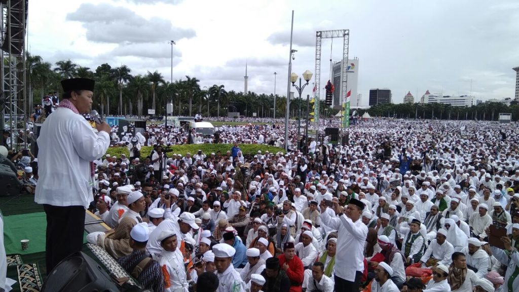 Dewan Syuro Partai Keadilan Sejahtera (PKS), Hidayat Nur Wahid saat Pidato di depan massa aksi 212. Foto Istimewa (@Abuhudzaifah82)