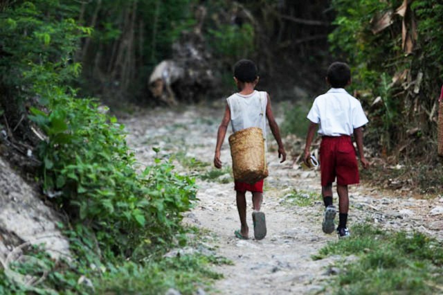 Dua anak kecil berjalan di daerah tertinggal kawasan timur. Foto Ilustrasi/IST