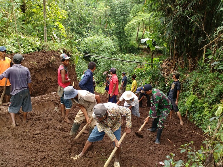 Begini Cara Koramil 0824/26 Jelbuk Bermanunggal Bersama Rakyat/Foto Sis24