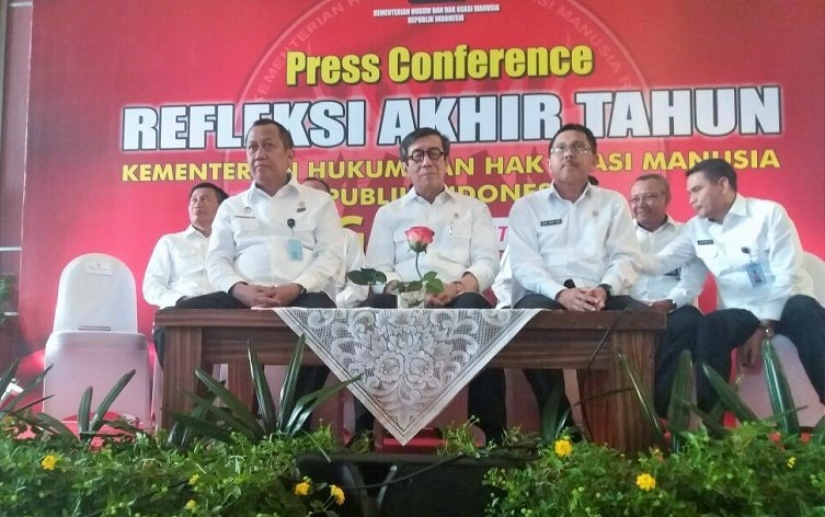 Menteri Hukum dan Hak Asasi Manusia (HAM) Yasonna Laoly (tengah) dalam Konferensi Pers Akhir Tahun, di Kantornya, Jakarta Selatan, Kamis, (29/12/2016)/Foto Fadilah/NUSANTARAnews