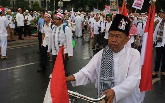 Mulyono Si Tukang Pijat Bersepeda Sendirian Ikuti Aksi Bela Islam III/Foto Andika / NUSANTARAnews