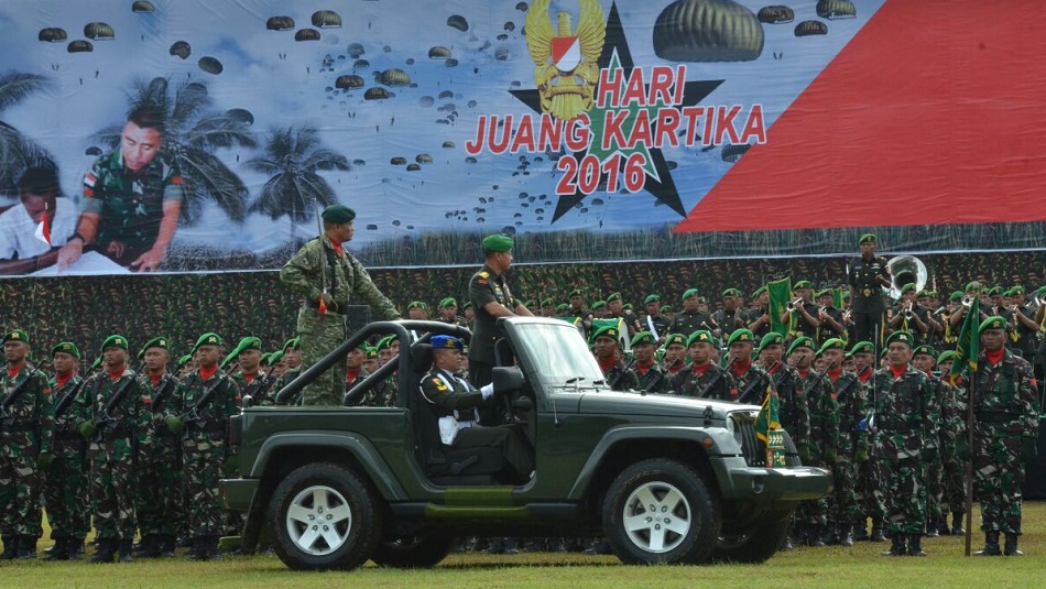 Kasad, Jenderal TNI Mulyono, saat menaiki Jeep sembari mengecek kesiapan pasukan TNI AD. Foto Dok. Dispenad