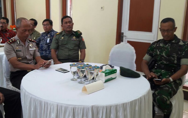 Pasi Intel Kodim 0805/Ngawi Kapten Arm A. Radjak. S hadiri acara lepas sambut ketua Pengadilan Negeri Ngawi dari Sunggul Simanjutak kepada Nanang Zulkarnain/Foto dim05/prspen081