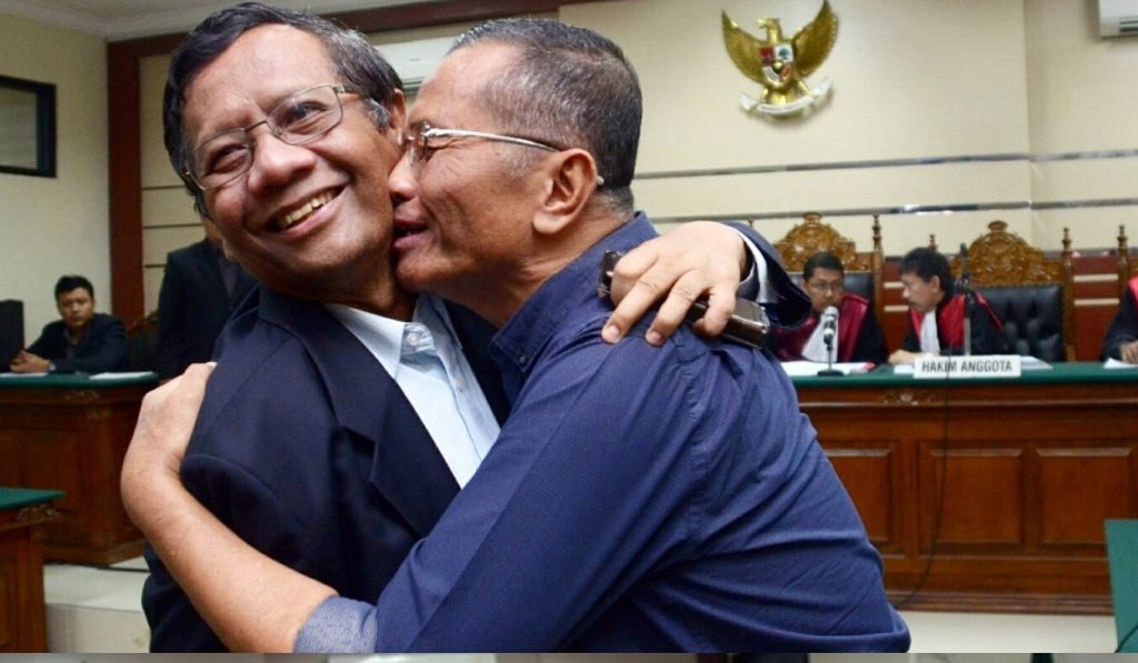 Mahfud MD dan Dahlan Iskan Tampak Berangkulan penuh Haru. Foto via @iskan_dahlan