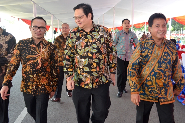 Menteri Perindustrian Airlangga Hartarto bersama Menaker M. Hanif Dakhiri usai mendampingi Presiden Joko Widodo pada acara Deklarasi Pemagangan Nasional di Karawang, Jawa Barat, Jumat (23/12)/Foto: Dok. Humas Kemenperin