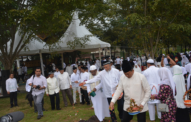 Pangdam IM saat ziarahi makam korban Tsunami Aceh. Foto Dok. TNI AD