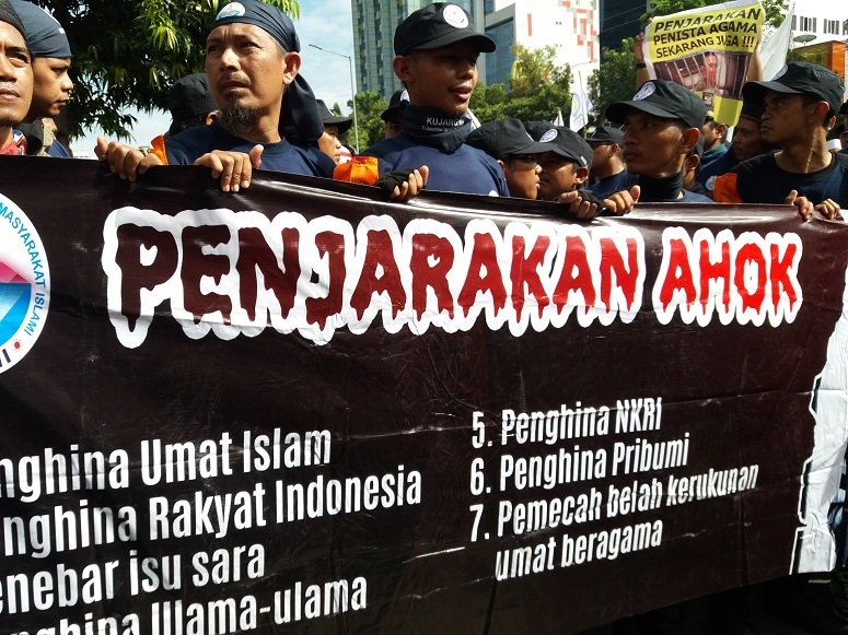 Pendemo dengan damai di luar sidang Ahok, juga bikin macet jalan Gajah Mada/Foto Fadilah / Nusantaranews