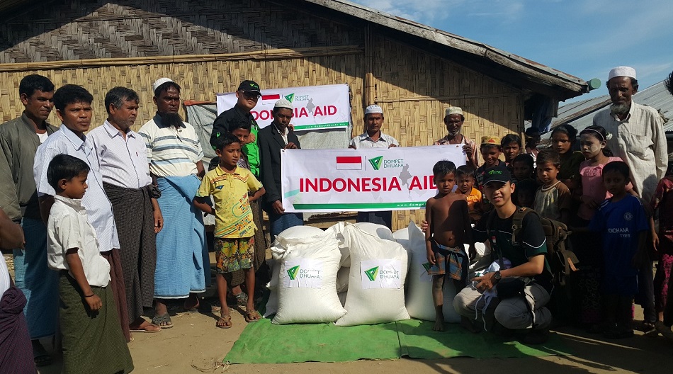 Penyerahan bantuan oleh masyarakat indonesia melalui domper dhuafa diberikan kepada korban rakhine, Myanmar. Foto Dok. Pribadi