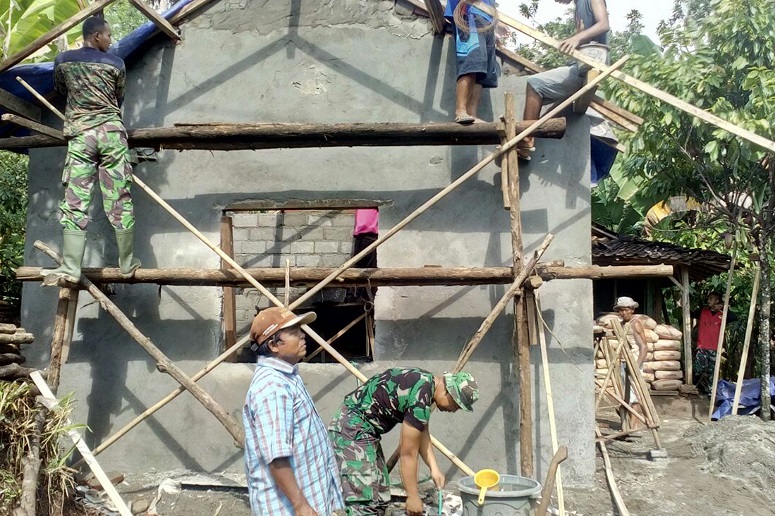 Karya Bhakti Koramil 0808/15 Gandusari, Bantu Benahi Rumah Warga/Foto Her