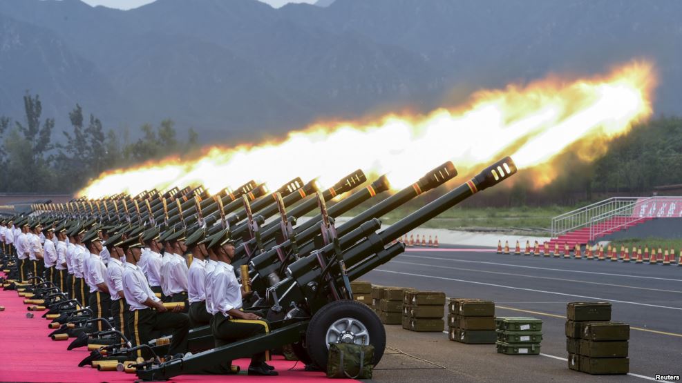 Polisi Keamanan Cina Pamerkan Meriam Api saat parade 70 tahun memperingan perang dunia II di Beijing. Foto via VOANEWS