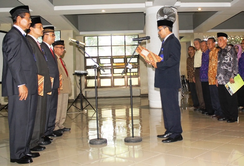 Rektor melantik dan mengambil sumpah Wakil Rektor baru. Foto Dok. Pribadi/Nusantaranews